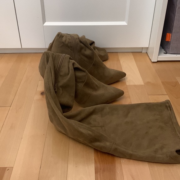 Knee-High Heels - Picture 3 of 3